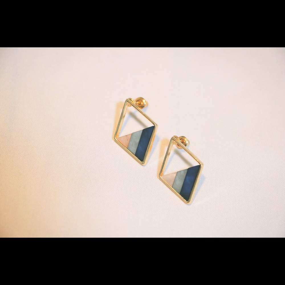 Jove let Diagonal Earring in Pale Pink/Blue